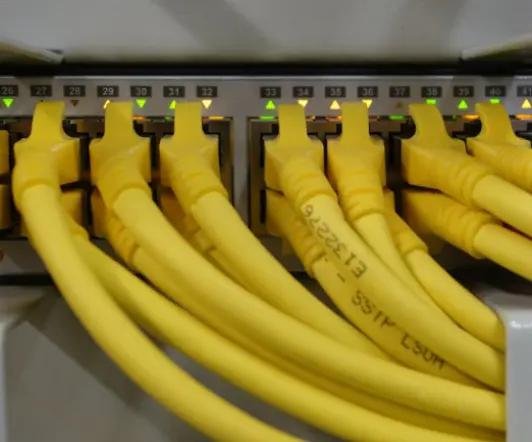 Blick auf einen aktiven Netzwerkverteiler Switch