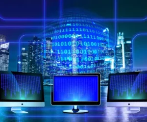 Displays vor Hochhaeusern mit Binaerdaten dazwischen symbolisiert den Einsatz von Software