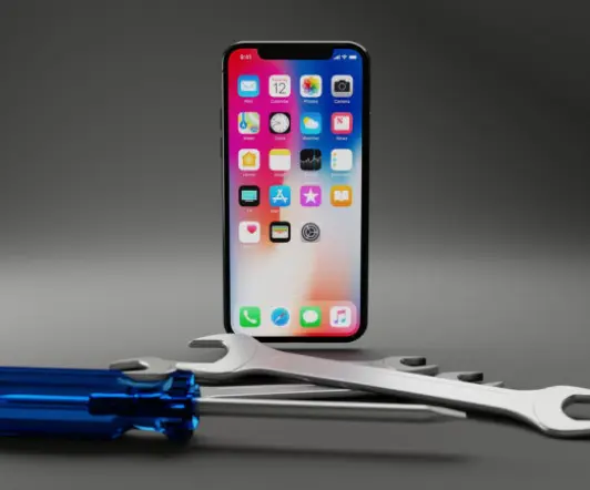 Werkzeuge vor stehendem Smartphone mit Icons symbolisiert Installation und Wartung